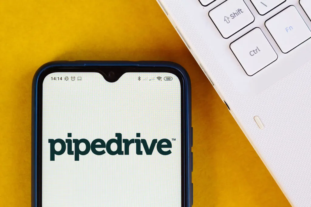 Pipedrive aberto em celular.