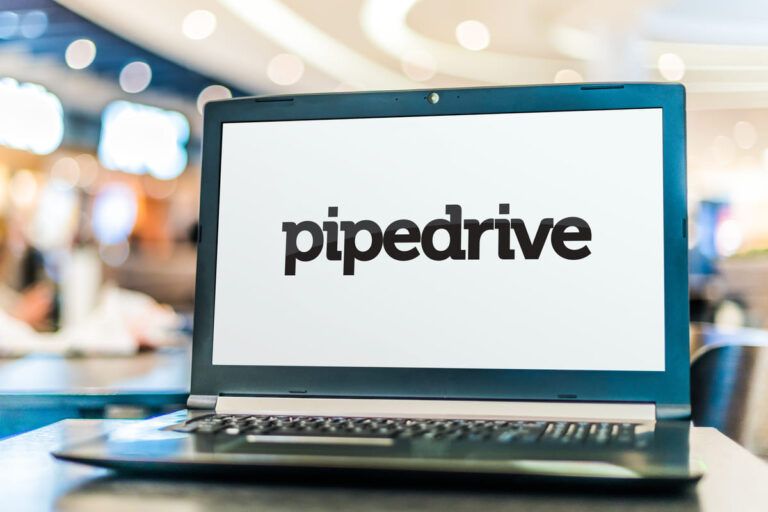 Pipedrive aberto em um notebook.