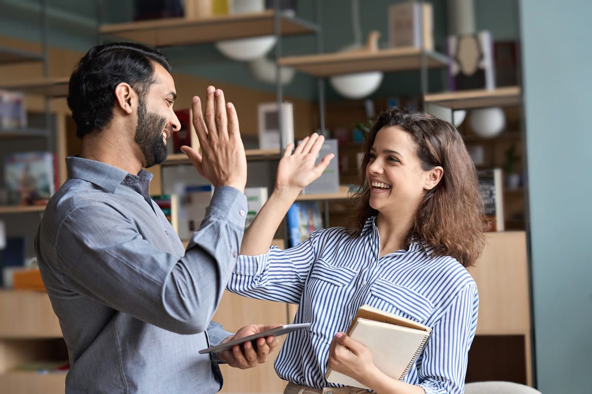 Pessoas se cumprimentando em uma empresa que oferece semana de 4 dias de trabalho.