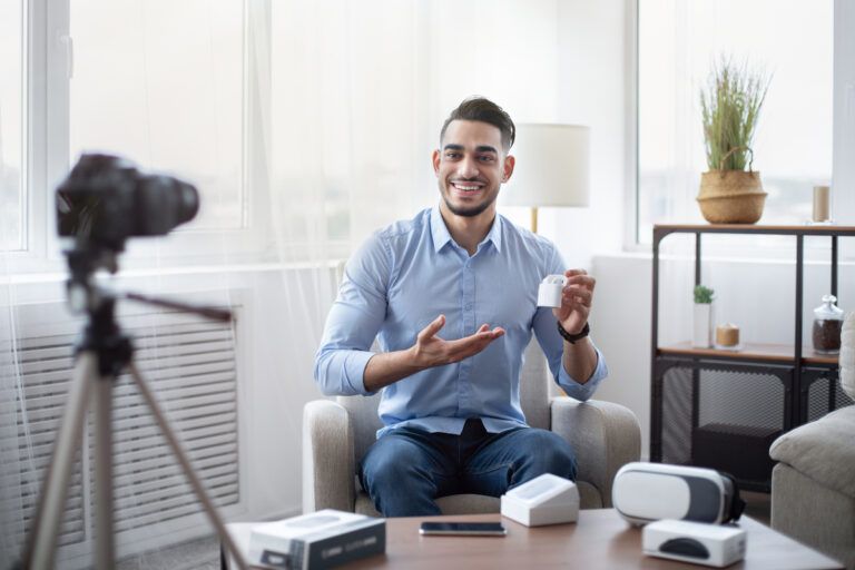 homem gravando vídeo review