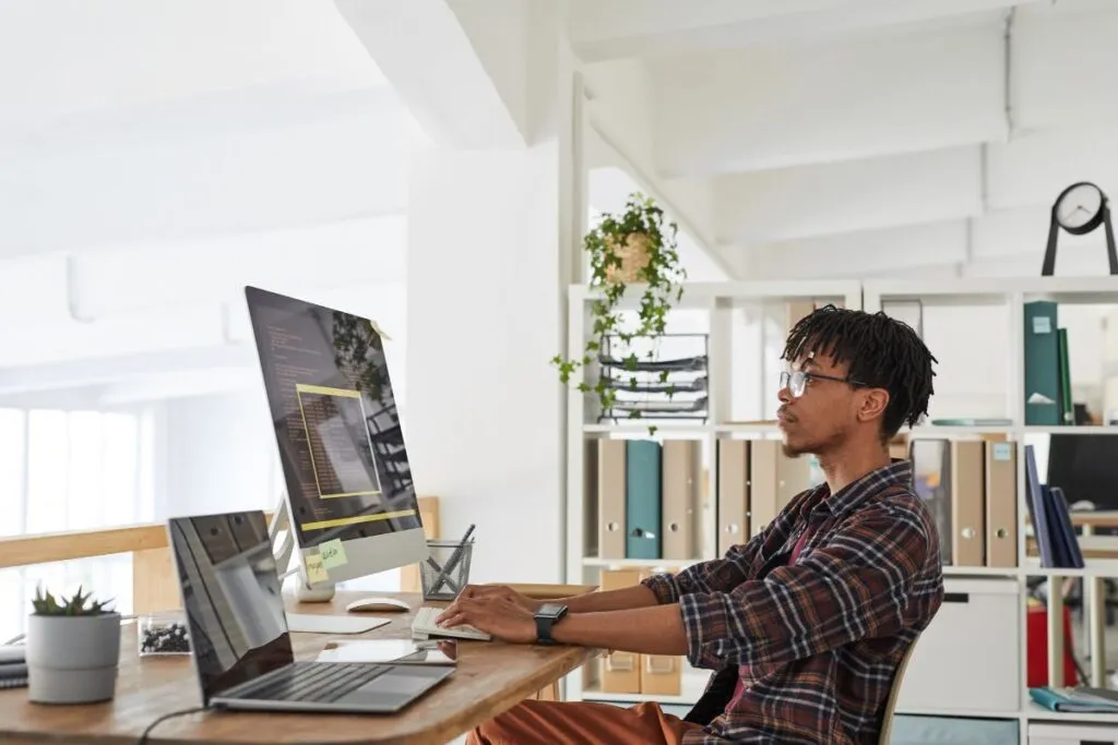 Homem programando no computador. 