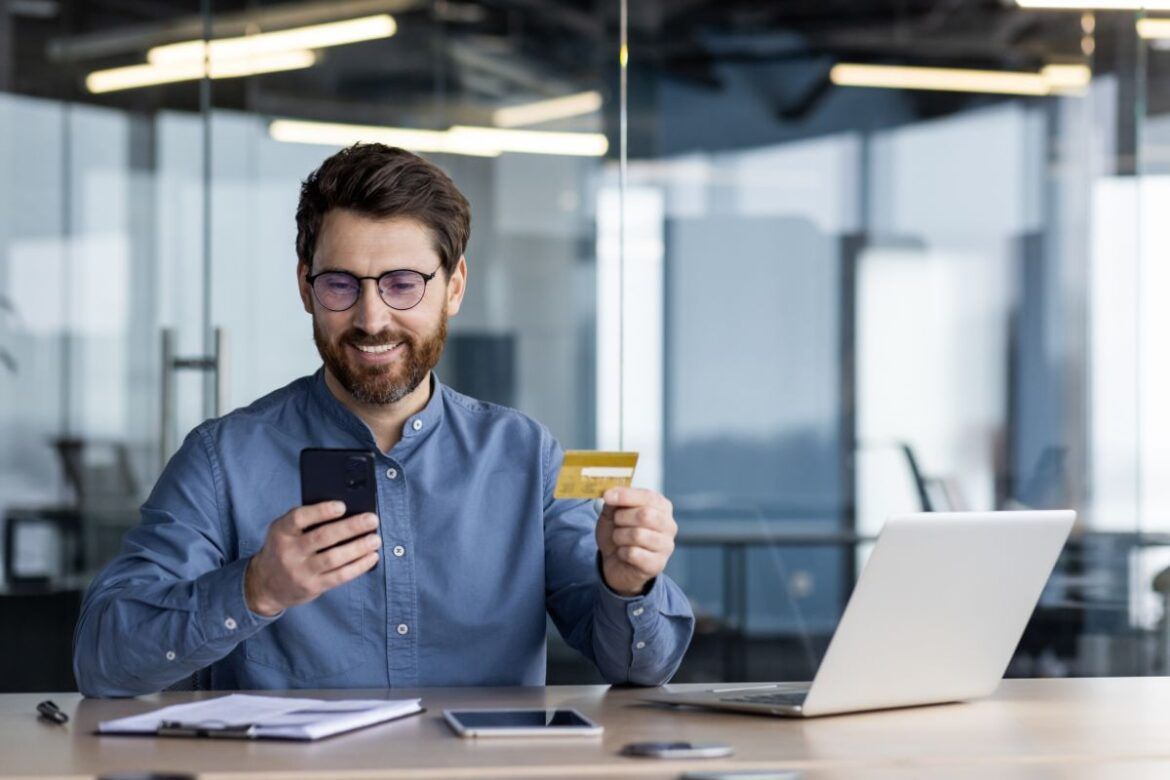 Homem fazendo envio de dinheiro do exterior pelo smartphone.