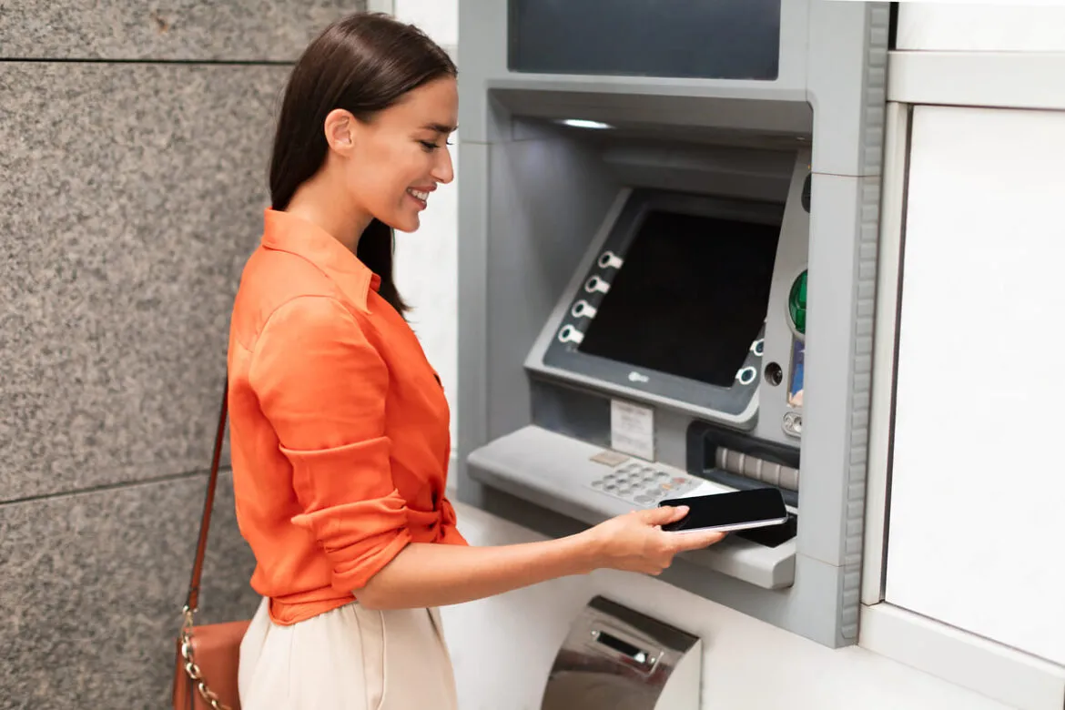 Mulher fazendo saque no melhor banco para receber dinheiro do exterior.