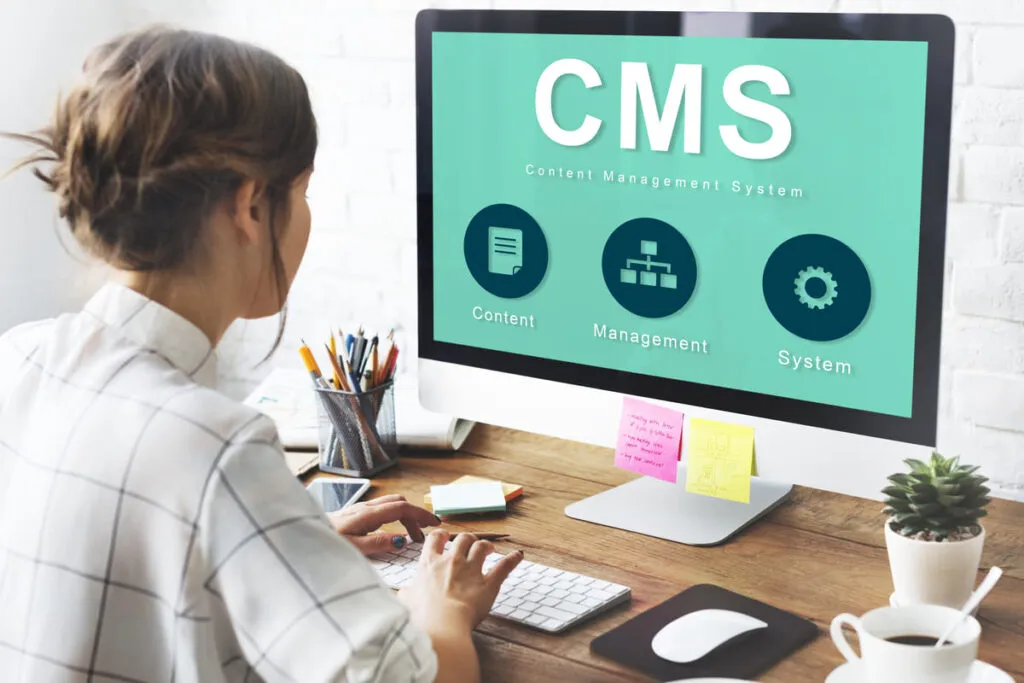 Tela de computador mostra os principais CMS