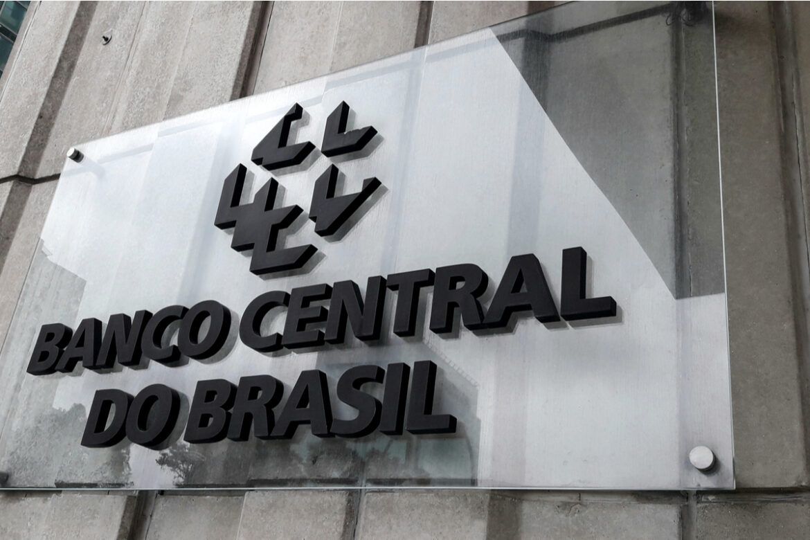 Foto de letreiro de vidro com o logotipo do Banco Central do Brasil