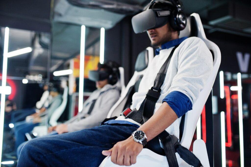 Homem usando óculos de realidade virtual durante evento. 