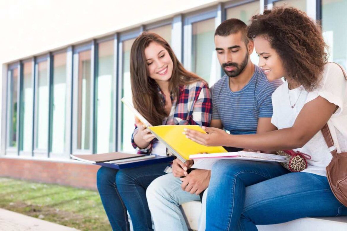 Alunos pesquisando sobre como estudar na Inglaterra.