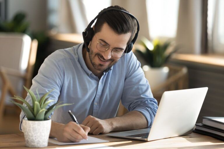 Homem acessando a plataforma Finclass e aprendendo sobre investimentos.