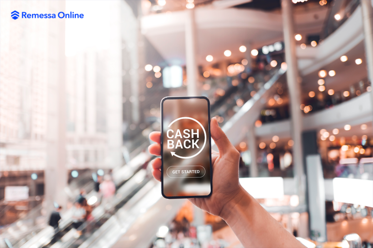 Celular em tela inicial com a frase Cashback