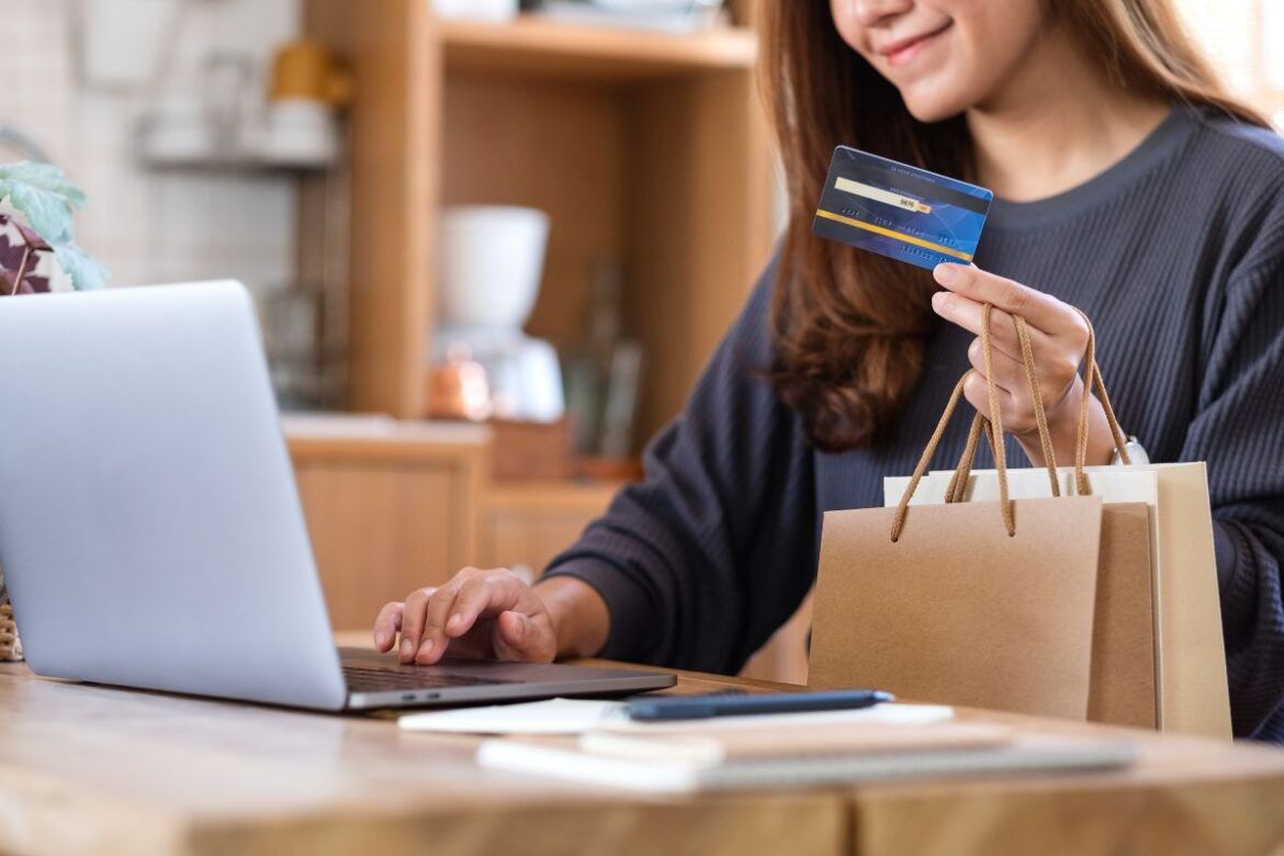 Mulher fazendo compras online.