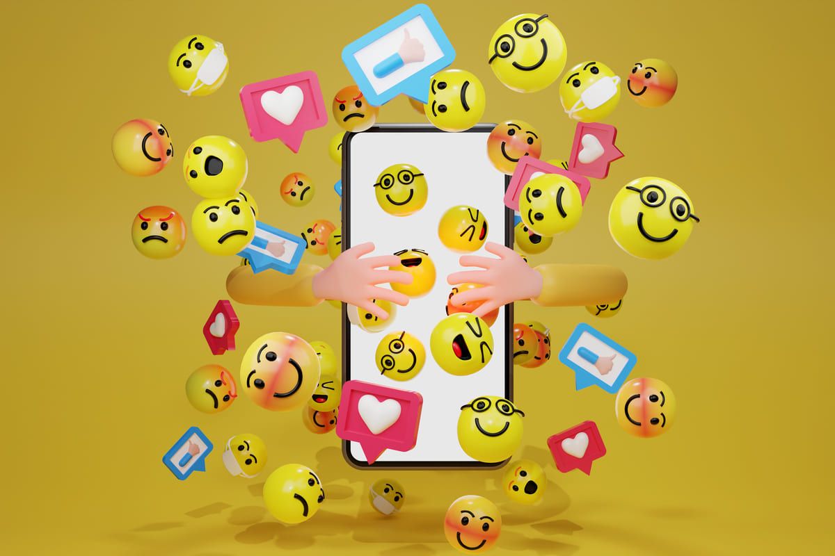 Vários emojis saindo da tela de um celular, simulando CloutHub