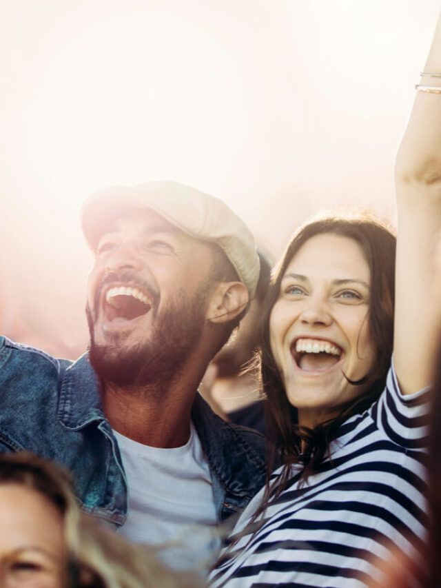 Pessoas vendo jogos da Copa em Paris