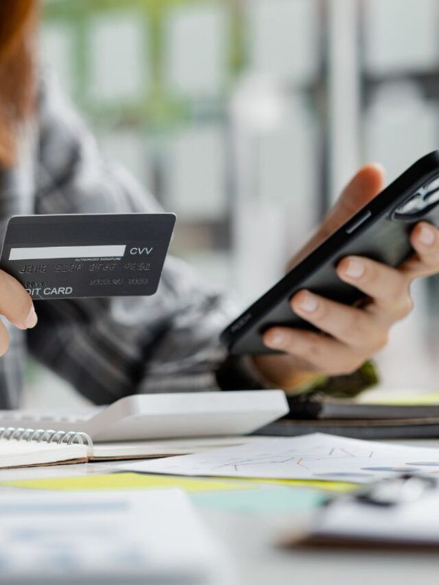 Mulher ativando o cartão Nubank Platinum pelo smartphone.