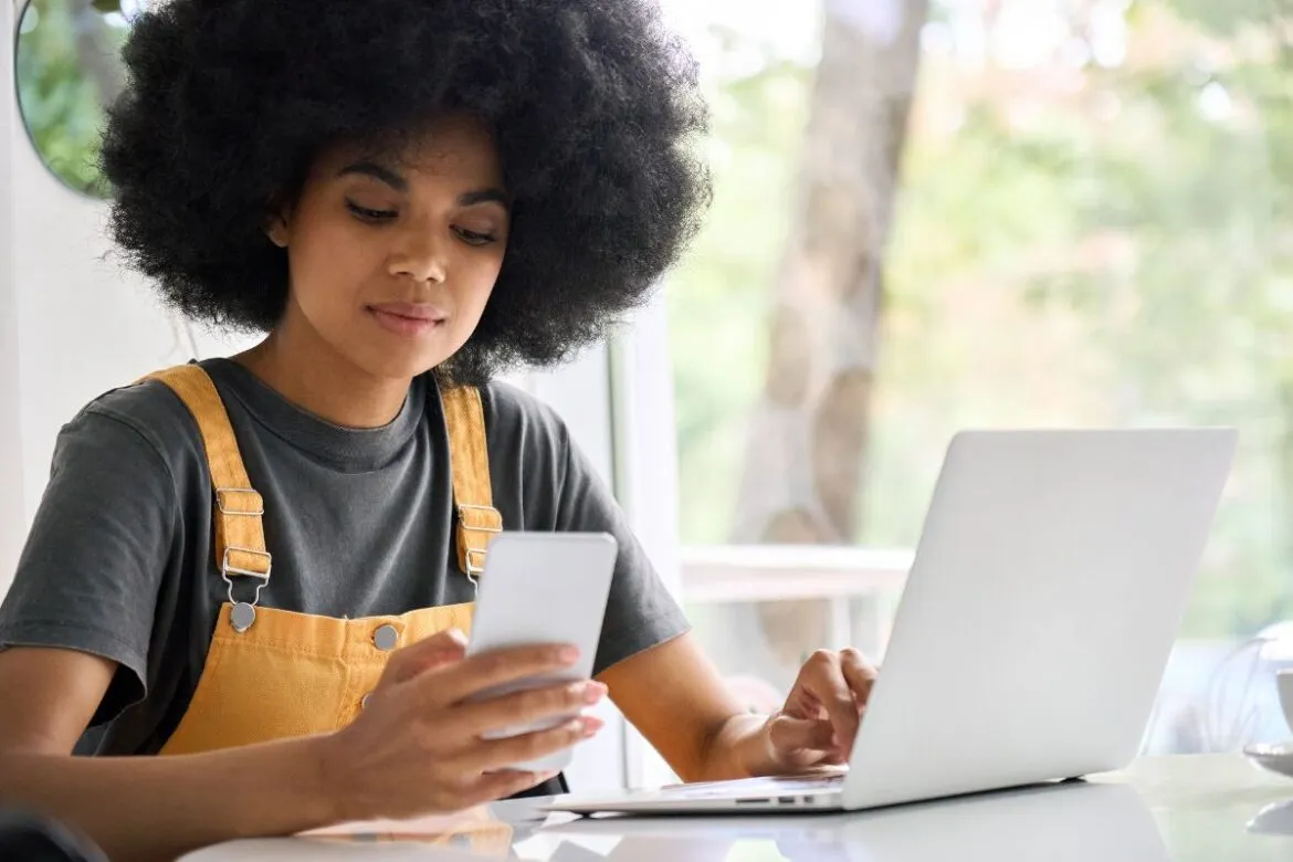 Mulher pesquisando no celular sobre dropshipping Shopee.