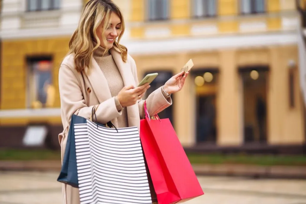 Mulher fazendo compras com o cartão Nubank Platinum