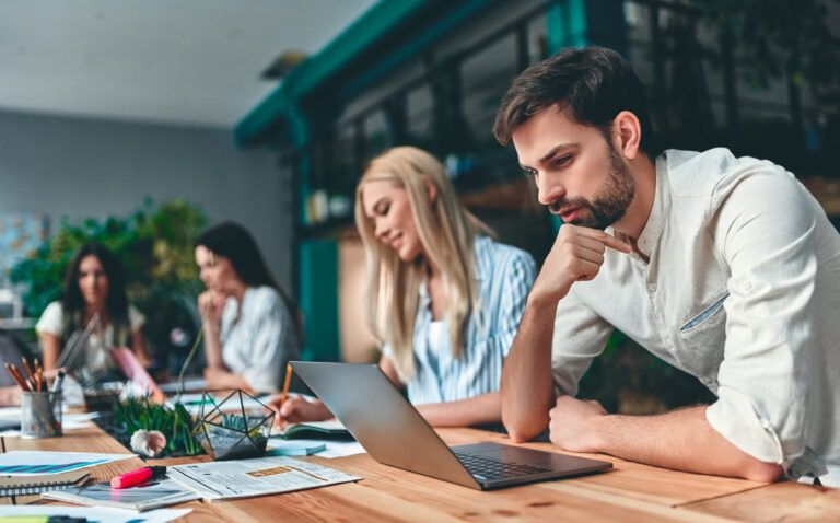 Pessoas trabalhando em um coworking.