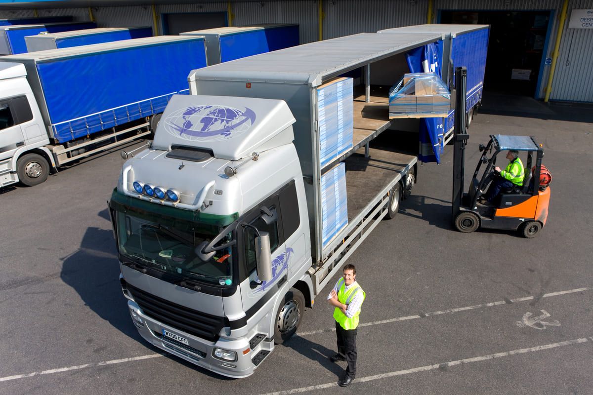 Imagem de um caminhão de carga para falar do cross docking.