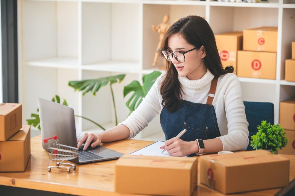 Mulher acessando site dos melhores sites China para importar produtos