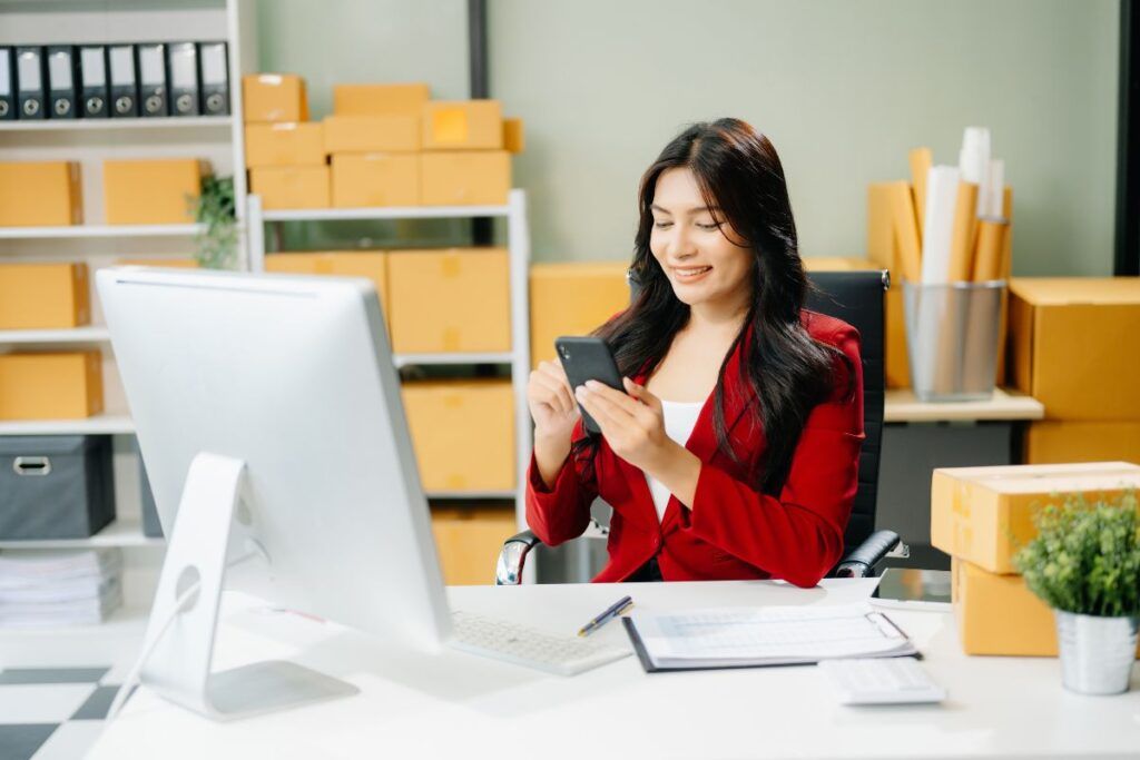 Mulher lendo avaliações de sites da China para importar produtos.