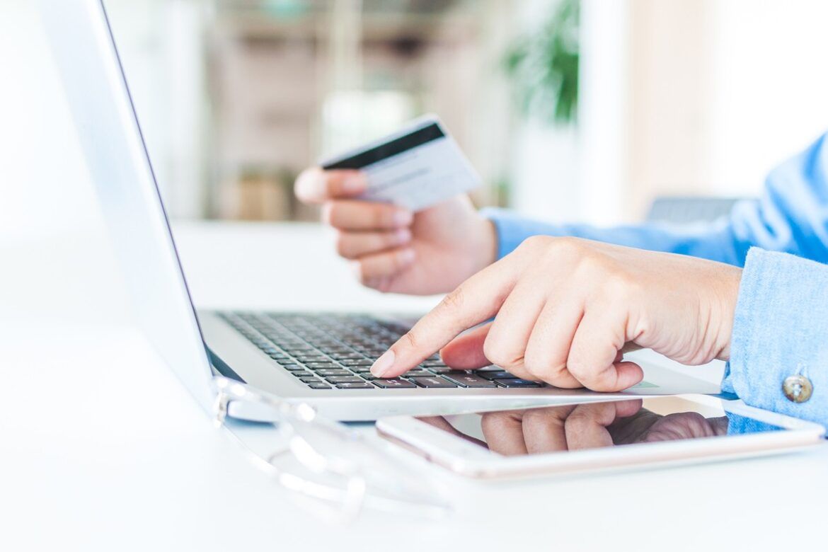 Mulher acessando o notebook e abrindo conta online