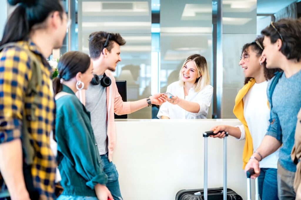 Grupo fazendo check-in no hotel. 