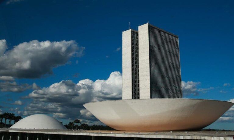 Protestos e invasões em Brasília impactam o real