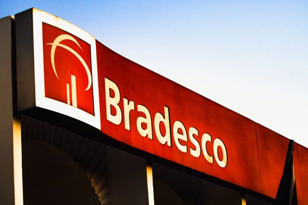 Letreiro de banco onde fazem operações de Transferência Internacional via Bradesco