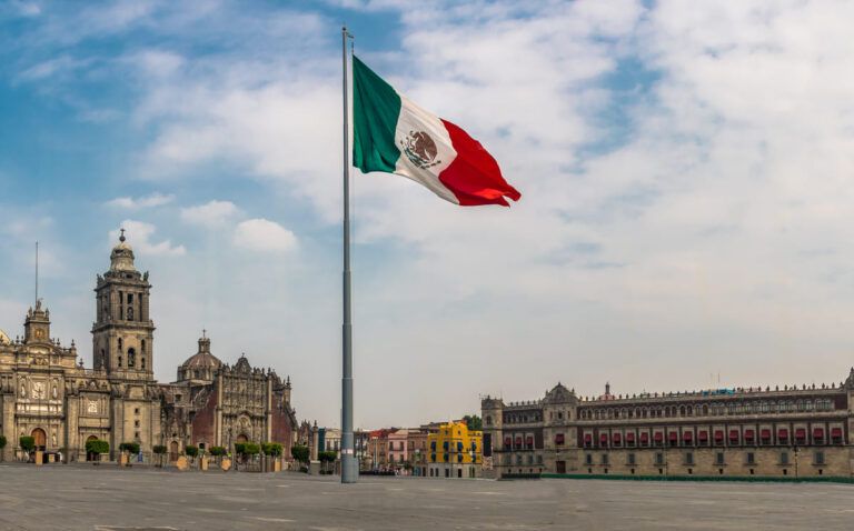 Bandeira do México hasteada em uma praça