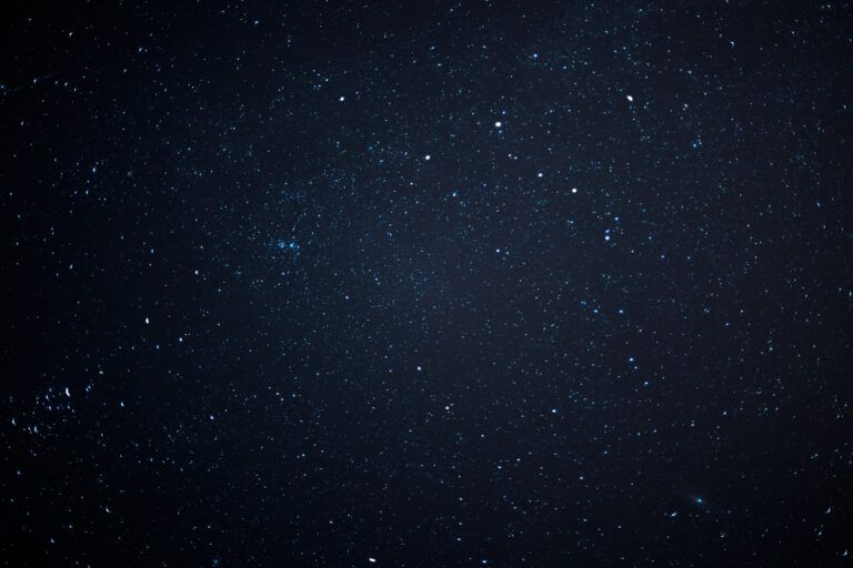 Imagem noturna do céu com estrelas para falar do astroturismo.