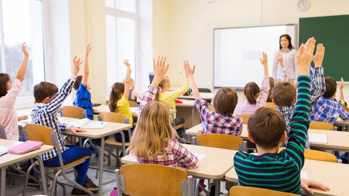 Sala de aula com crianças e professora