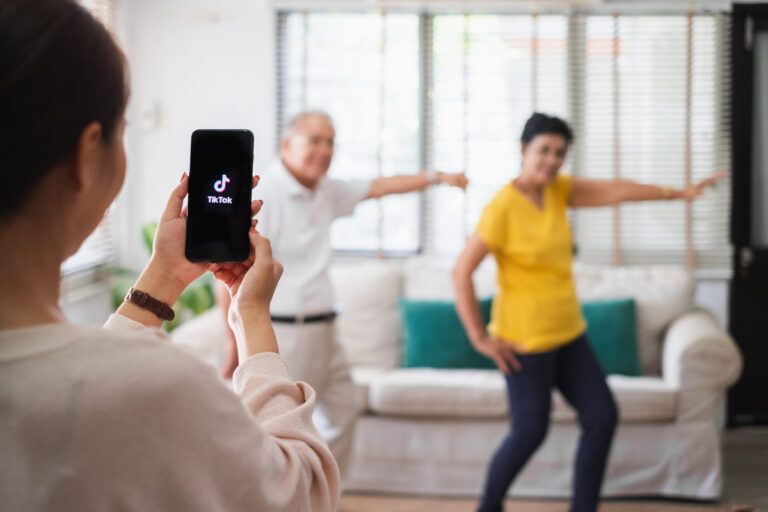 Casal gravando vídeo para o TikTok Ads.