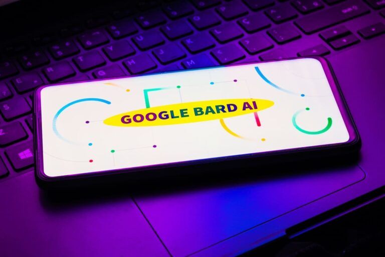 Um celular com o Bard Google aberto na tela inicial.