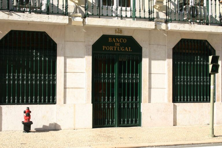 Fachada de um banco para falar sobre como abrir conta em Portugal.