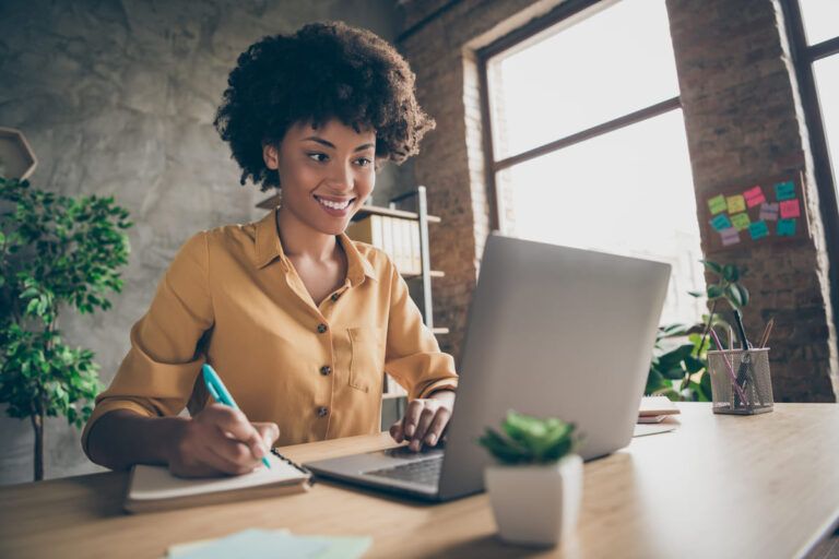 Mulher estudando estratégias para não flopar nas redes sociais.