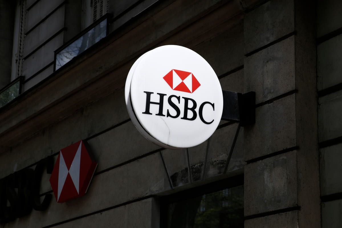 Placa do Banco HSBC, responsável por comprar o Banco SVB UK por 1 libra