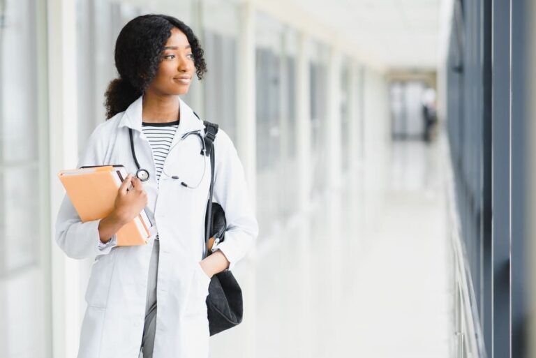 Uma mulher negra estudando Medicina em Cuba.