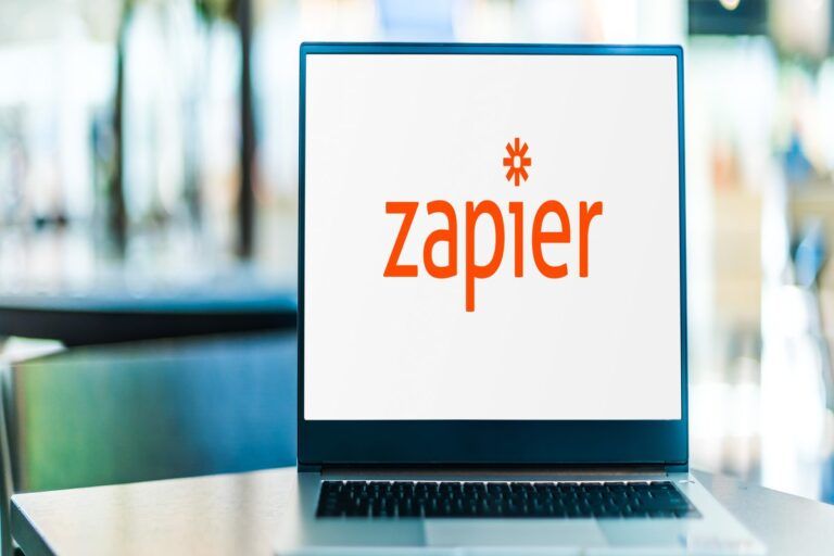 Logo do Zapier com fundo branco na tela do notebook