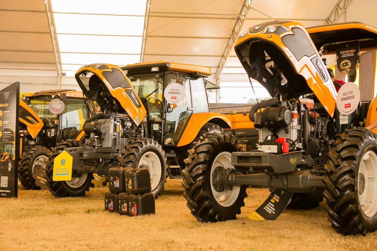 Tratores em exposição na edição de 2022 da Agrishow.