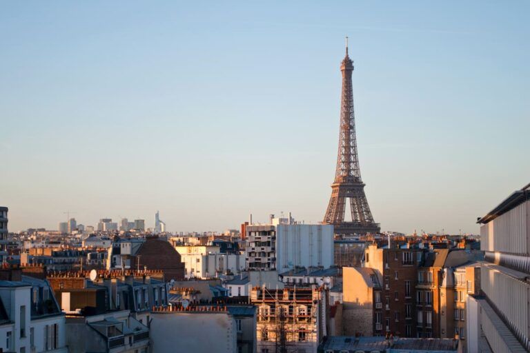 A torre Eiffel é um símbolo da cidade de Paris, que vai sediar os Jogos Olímpicos de 2024, as Olimpíadas.