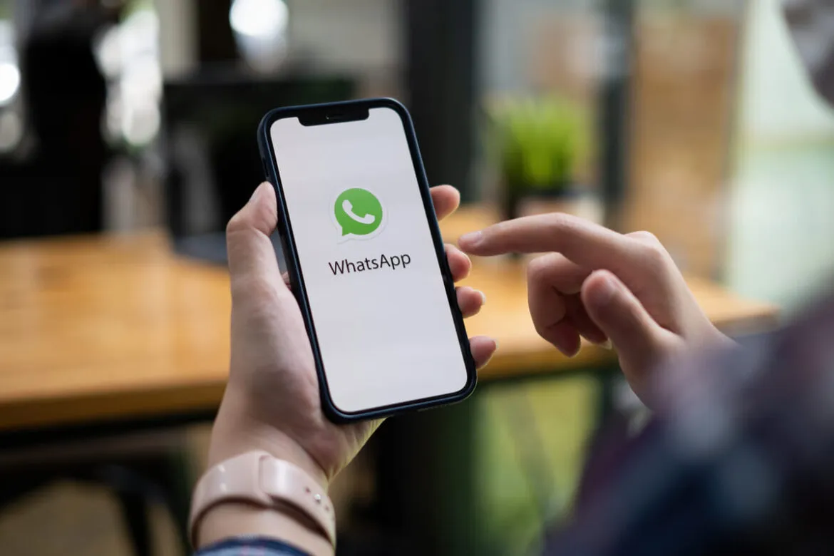 Mão segurando o telefone para legendar um áudio no aplicativo WhatsApp