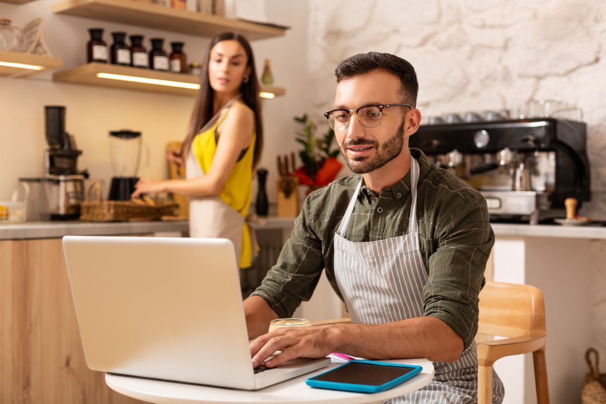 Empreendedor acessando a internet para abrir MEI gratuito.