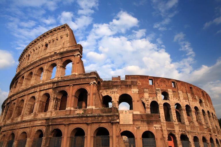 O imponente Coliseu, monumento de Roma.