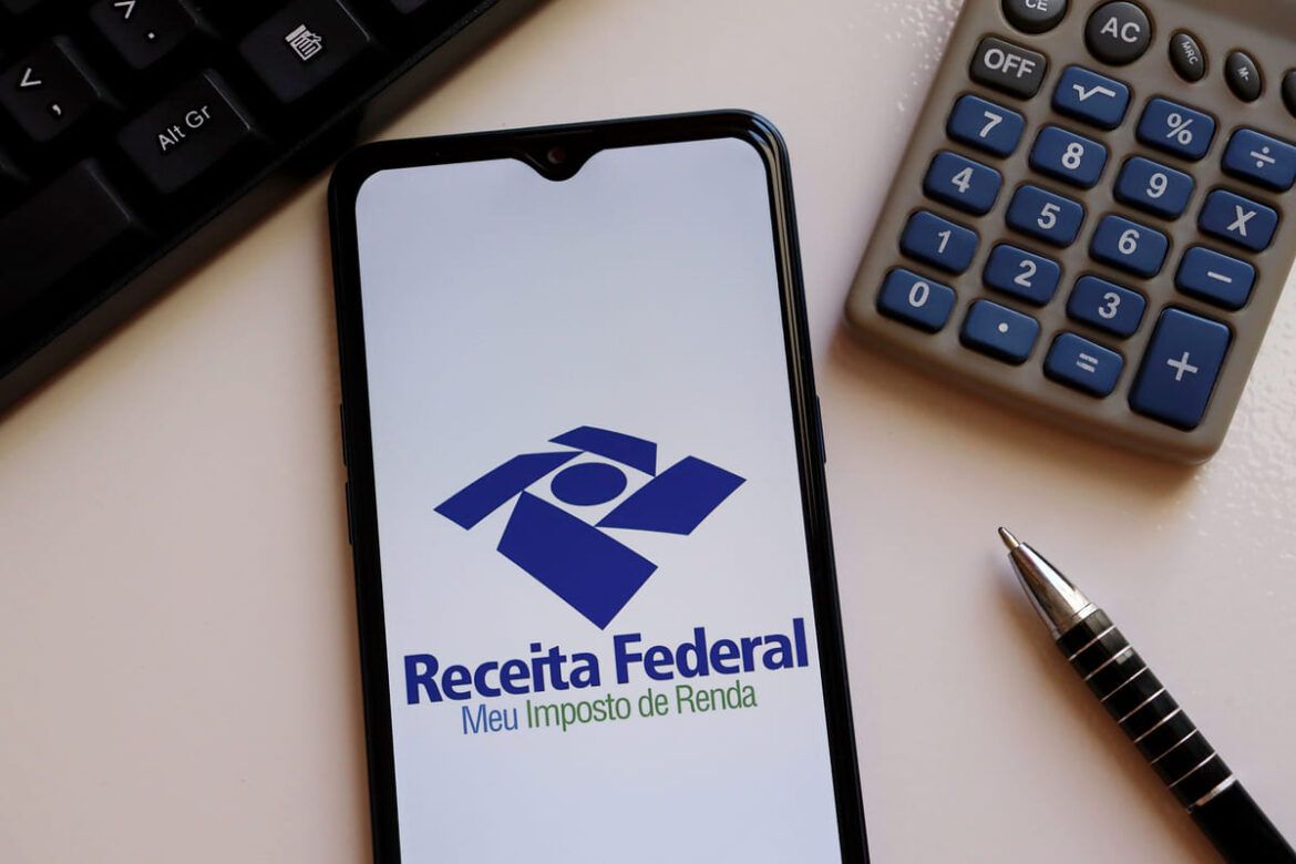 Logo da Receita Federal na tela de um smartphone, simbolizando como declarar operações com Wise, Western Union ou Remessa Online no Imposto de Renda 2023.