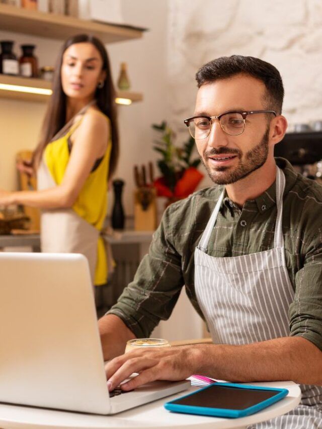 Empreendedor acessando a internet para abrir MEI gratuito.