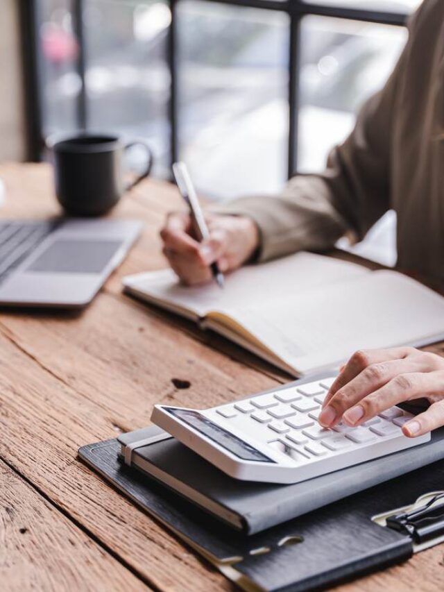 Homem usando a calculadora enquanto faz a declaração de remessas para o exterior no Imposto de Renda online.