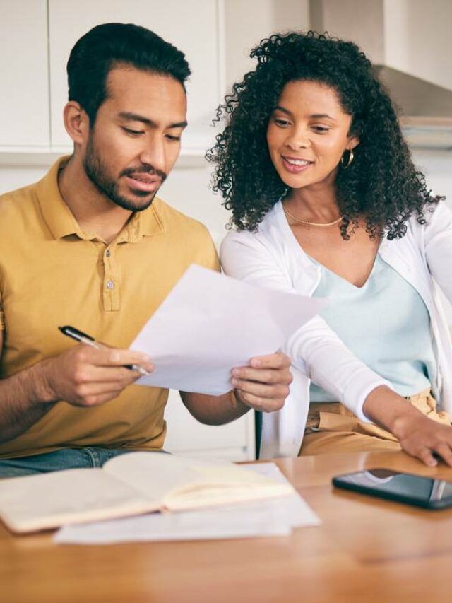 Casal fazendo a declaração de remessas para o exterior no Imposto de Renda online.