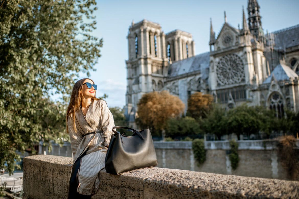 Mulher que se mudou e está animada em morar na França