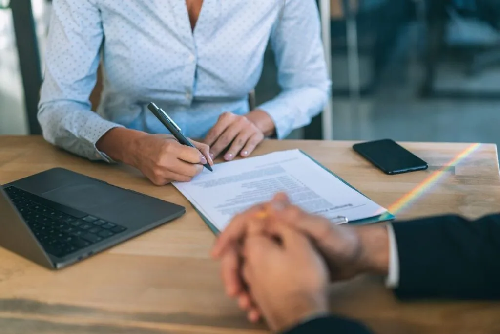 Leis trabalhistas na China exigem a assinatura do contrato de trabalho.