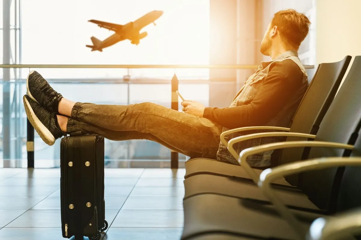 Homem sentado em aeroporto após no-show.