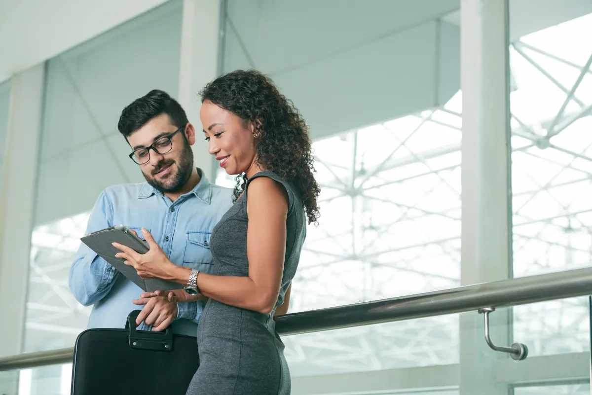 Empresários identificando possíveis stakeholders